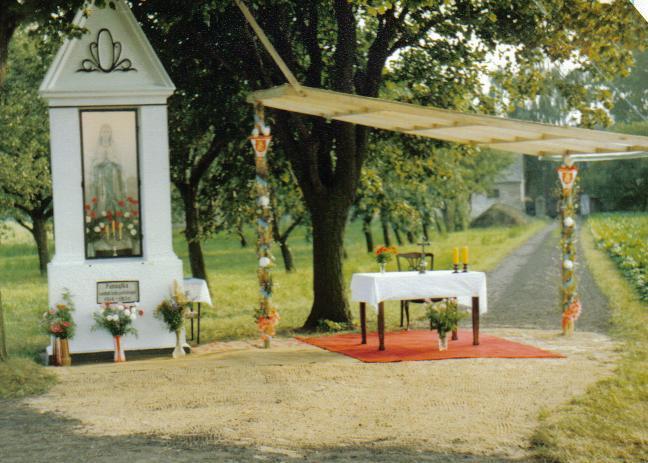 Kapliczka Matki Boskiej w czasie przygotowan do mszy z okazji 60-tej rocznicy poswiecenia 1990r..JPG